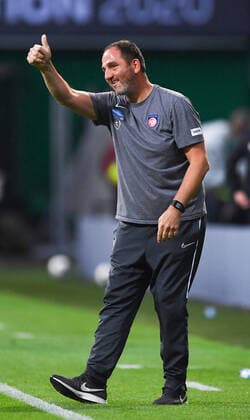 Werder Bremen - 1. FC Heidenheim Fußball, Relegation, Werder Bremen - 1. FC Heidenheim: Daumen hoch: Trainer Frank Schmidt (Heidenheim) . Photo: Marvin Ibo Güngör GES Pool via xim.gs DFL regulations prohibit any use of photographs as image sequences and or quasi-video. Editorial use only. National and international news agencies out. Bremen Deutschland