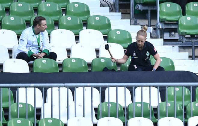 Werder Bremen - 1. FC Heidenheim Fußball, Relegation, Werder Bremen - 1. FC Heidenheim: Betreuerin (Bremen) als Stimmungsmacher mit Hammer auf der Tribuene Photo: Tim Groothuis Witters Pool via xim.gs DFL regulations prohibit any use of photographs as image sequences and or quasi-video. Editorial use only. National and international news agencies out. Bremen Deutschland