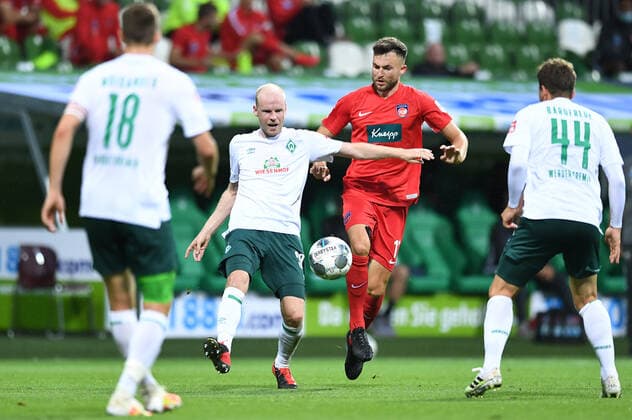 Werder Bremen - 1. FC Heidenheim Fußball, Relegation, Werder Bremen - 1. FC Heidenheim: v.l. Davy Klaassen (Bremen), Denis Thomalla, Philipp Bargfrede Photo: Tim Groothuis Witters Pool via xim.gs DFL regulations prohibit any use of photographs as image sequences and or quasi-video. Editorial use only. National and international news agencies out. Bremen Deutschland