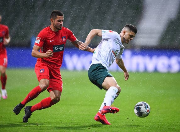 Werder Bremen - 1. FC Heidenheim Fußball, Relegation, Werder Bremen - 1. FC Heidenheim: Zweikampf, Duell im Regen: Milot Rashica (Bremen) gegen Marnon Busch (Heidenheim). Photo: Marvin Ibo Güngör GES Pool via xim.gs DFL regulations prohibit any use of photographs as image sequences and or quasi-video. Editorial use only. National and international news agencies out. Bremen Deutschland