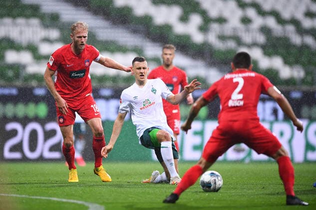 Werder Bremen - 1. FC Heidenheim Fußball, Relegation, Werder Bremen - 1. FC Heidenheim: Zweikampf, Duell Maximilian Eggestein (Bremen) gegen Marnon Busch (Heidenheim) r und Sebastian Griesbeck (Heidenheim) l. Photo: Marvin Ibo Güngör GES Pool via xim.gs DFL regulations prohibit any use of photographs as image sequences and or quasi-video. Editorial use only. National and international news agencies out. Bremen Deutschland