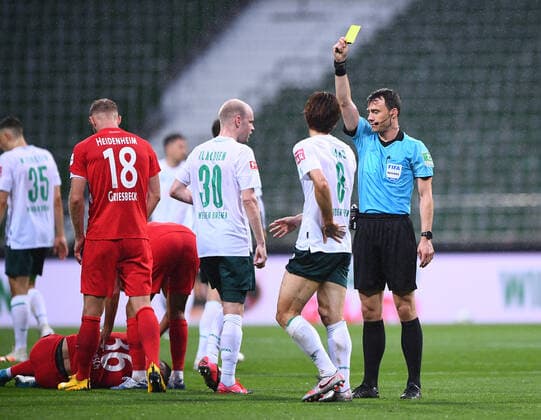 Werder Bremen - 1. FC Heidenheim Fußball, Relegation, Werder Bremen - 1. FC Heidenheim: Gelbe Karte fuer Schiedsrichter Felix Zwayer (Berlin). Photo: Marvin Ibo Güngör GES Pool via xim.gs DFL regulations prohibit any use of photographs as image sequences and or quasi-video. Editorial use only. National and international news agencies out. Bremen Deutschland
