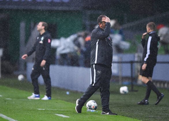 Werder Bremen - 1. FC Heidenheim Fußball, Relegation, Werder Bremen - 1. FC Heidenheim: Trainer Frank Schmidt (Heidenheim) r und Trainer Florian Kohfeldt (Bremen) l im regen. Photo: Marvin Ibo Güngör GES Pool via xim.gs DFL regulations prohibit any use of photographs as image sequences and or quasi-video. Editorial use only. National and international news agencies out. Bremen Deutschland