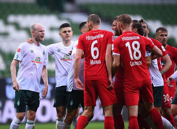 Werder Bremen - 1. FC Heidenheim Fußball, Relegation, Werder Bremen - 1. FC Heidenheim: Rudelbildung: Davy Klaassen (Bremen) l. und Milot Rashica (Bremen) mit Patrick Mainka (Heidenheim). Photo: Marvin Ibo Güngör GES Pool via xim.gs DFL regulations prohibit any use of photographs as image sequences and or quasi-video. Editorial use only. National and international news agencies out. Bremen Deutschland
