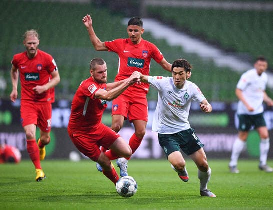 Werder Bremen - 1. FC Heidenheim Fußball, Relegation, Werder Bremen - 1. FC Heidenheim: Zweikampf, Duell Yuya Osako (Bremen) gegen Kevin Sessa (Heidenheim) und Patrick Mainka (Heidenheim). Photo: Marvin Ibo Güngör GES Pool via xim.gs DFL regulations prohibit any use of photographs as image sequences and or quasi-video. Editorial use only. National and international news agencies out. Bremen Deutschland