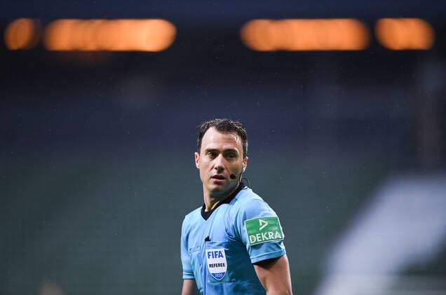 Werder Bremen - 1. FC Heidenheim Fußball, Relegation, Werder Bremen - 1. FC Heidenheim: Aktionsportrait, Aktionsporträt Schiedsrichter Felix Zwayer (Berlin). Photo: Marvin Ibo Güngör GES Pool via xim.gs DFL regulations prohibit any use of photographs as image sequences and or quasi-video. Editorial use only. National and international news agencies out. Bremen Deutschland