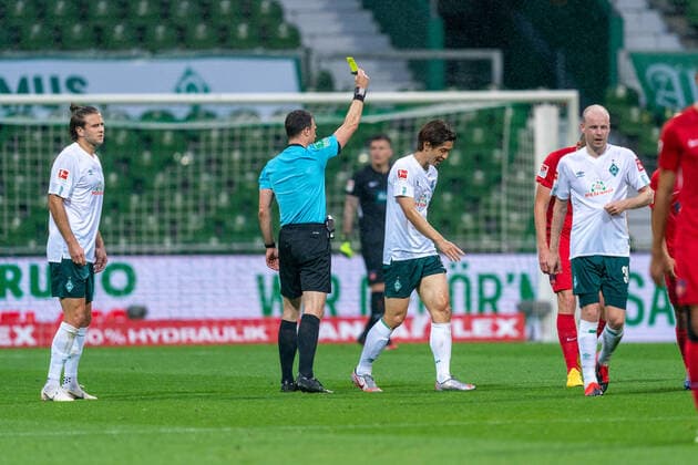 SV Werder Bremen vs 1.FC Heidenheim - Relegation 01 - 02.07.2020 Felix Zwayer (SR) (Schiedsrichter Referee) gelbe Karte Yuya Osako (Werder Bremen 08) nphgm001: Fussball: 1. Bundesliga: Saison 19 20: Relegation 01; SV Werder Bremen vs 1.FC Heidenheim - 02.07.2020 Foto: gumzmedia nordphoto POOL DFL regulations prohibit any use of photographs as image sequences and or quasi-video. EDITORIAL USE ONLY National and international News-Agencies OUT. Bremen wohninvest Weserstadion Bremen DEUTSCHLAND