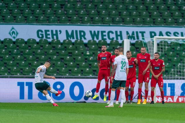 SV Werder Bremen vs 1.FC Heidenheim - Relegation 01 - 02.07.2020 Freistoss Milot Rashica (Werder Bremen 07) nphgm001: Fussball: 1. Bundesliga: Saison 19 20: Relegation 01; SV Werder Bremen vs 1.FC Heidenheim - 02.07.2020 Foto: gumzmedia nordphoto POOL DFL regulations prohibit any use of photographs as image sequences and or quasi-video. EDITORIAL USE ONLY National and international News-Agencies OUT. Bremen wohninvest Weserstadion Bremen DEUTSCHLAND