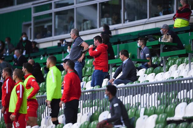 Werder Bremen - 1. FC Heidenheim Fußball, Relegation, Werder Bremen - 1. FC Heidenheim: Ein Betreuer Fan des FC Heidenheim feuert sein Team mit einer Troete an. Photo: Marvin Ibo Güngör GES Pool via xim.gs DFL regulations prohibit any use of photographs as image sequences and or quasi-video. Editorial use only. National and international news agencies out. Bremen Deutschland