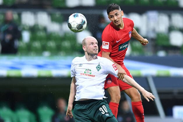 Werder Bremen - 1. FC Heidenheim Fußball, Relegation, Werder Bremen - 1. FC Heidenheim: v.l. Davy Klaassen (Bremen), Kevin Sessa Photo: Tim Groothuis Witters Pool via xim.gs DFL regulations prohibit any use of photographs as image sequences and or quasi-video. Editorial use only. National and international news agencies out. Bremen Deutschland