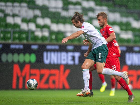 GER, Werder Bremen vs. FC Heidenheim, Fussball, Bundesliga Religation, 2019 2020, 02.07.2020 Niclas Fuellkrug (SV Werder Bremen, 11), Timo Beermann (FC Heidenheim, 33), GER, Werder Bremen vs. FC Heidenheim, Fussball, Bundesliga Religation, 2019 2020, 02.07.2020, DFB DFL regulations prohibit any use of photographs as image sequences and or quasi-video., Foto: EIBNER Sascha Walther Bremen Weser-Stadion Hansestadt Bremen Deutschland
