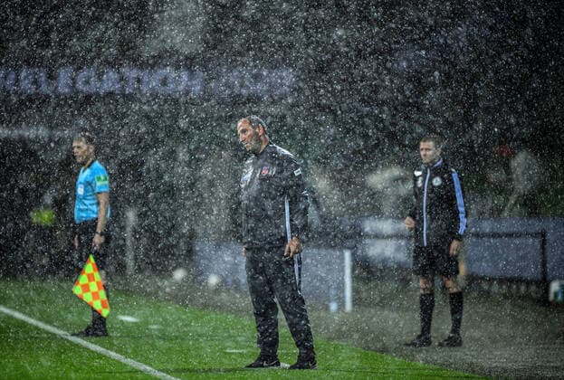 Werder Bremen - 1. FC Heidenheim Fußball, Relegation, Werder Bremen - 1. FC Heidenheim: Unwetter, Wetter: Trainer Frank Schmidt (Heidenheim) steht im Regen, Regenschauer. Photo: Marvin Ibo Güngör GES Pool via xim.gs DFL regulations prohibit any use of photographs as image sequences and or quasi-video. Editorial use only. National and international news agencies out. Bremen Deutschland