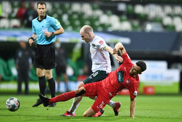 Werder Bremen - 1. FC Heidenheim Fußball, Relegation, Werder Bremen - 1. FC Heidenheim: v.l. Davy Klaassen (Bremen), Denis Thomalla Photo: Tim Groothuis Witters Pool via xim.gs DFL regulations prohibit any use of photographs as image sequences and or quasi-video. Editorial use only. National and international news agencies out. Bremen Deutschland