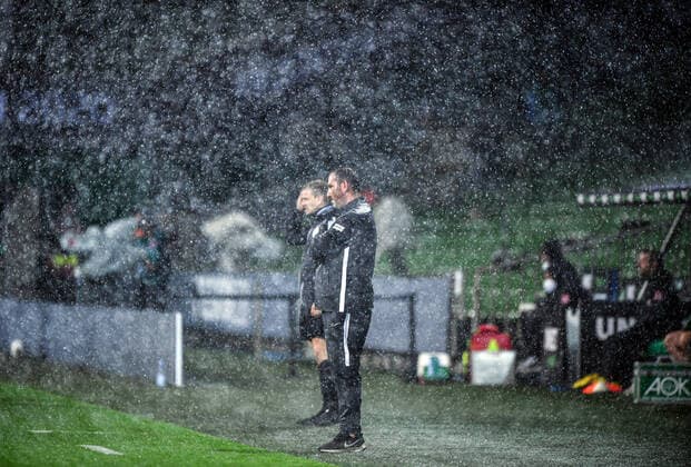 Werder Bremen - 1. FC Heidenheim Fußball, Relegation, Werder Bremen - 1. FC Heidenheim: Unwetter, Wetter: Trainer Frank Schmidt (Heidenheim) steht im Regen, Regenschauer. Photo: Marvin Ibo Güngör GES Pool via xim.gs DFL regulations prohibit any use of photographs as image sequences and or quasi-video. Editorial use only. National and international news agencies out. Bremen Deutschland