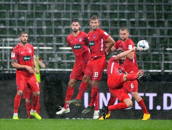 Werder Bremen - 1. FC Heidenheim Fußball, Relegation, Werder Bremen - 1. FC Heidenheim: Freistoss Mauer im regegn: Marnon Busch (Heidenheim), Patrick Mainka (Heidenheim), Timo Beermann (Heidenheim) v.r. Photo: Marvin Ibo Güngör GES Pool via xim.gs DFL regulations prohibit any use of photographs as image sequences and or quasi-video. Editorial use only. National and international news agencies out. Bremen Deutschland