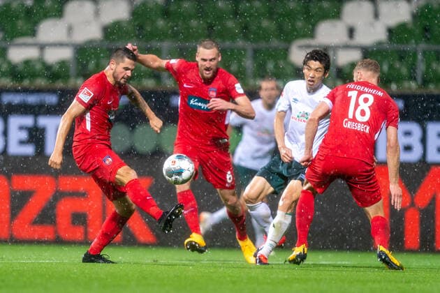 SV Werder Bremen vs 1.FC Heidenheim - Relegation 01 - 02.07.2020 Patrick Mainka (1. FC Heidenheim 1846 06), Marnon Busch (1. FC Heidenheim 1846 02), Yuya Osako (Werder Bremen 08), Sebastian Griesbeck (1. FC Heidenheim 1846 18) nphgm001: Fussball: 1. Bundesliga: Saison 19 20: Relegation 01; SV Werder Bremen vs 1.FC Heidenheim - 02.07.2020 Foto: gumzmedia nordphoto POOL DFL regulations prohibit any use of photographs as image sequences and or quasi-video. EDITORIAL USE ONLY National and international News-Agencies OUT. Bremen wohninvest Weserstadion Bremen DEUTSCHLAND