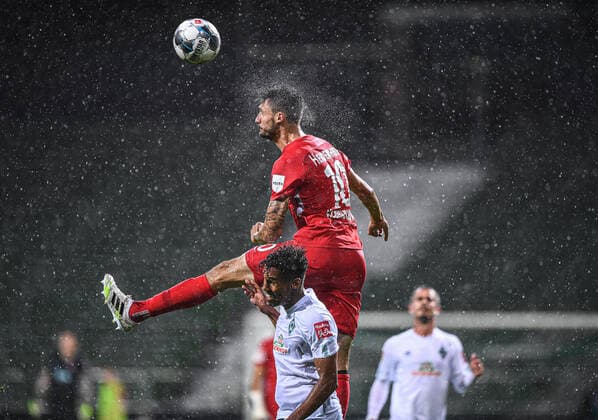 Werder Bremen - 1. FC Heidenheim Fußball, Relegation, Werder Bremen - 1. FC Heidenheim: Zweikampf, Duell Tim Kleindienst (Heidenheim) gegen Theodor Gebre Selassie (Bremen) im Regen. Photo: Marvin Ibo Güngör GES Pool via xim.gs DFL regulations prohibit any use of photographs as image sequences and or quasi-video. Editorial use only. National and international news agencies out. Bremen Deutschland