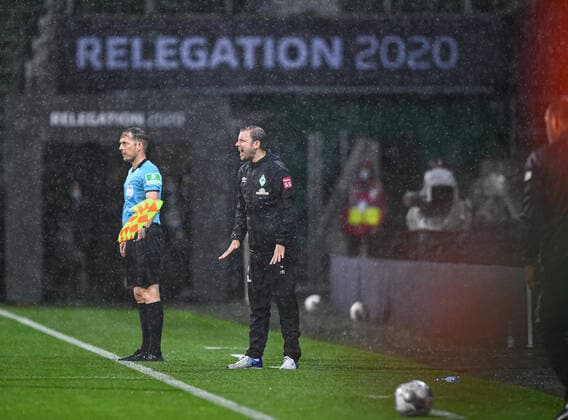 Werder Bremen - 1. FC Heidenheim Fußball, Relegation, Werder Bremen - 1. FC Heidenheim: Trainer Florian Kohfeldt (Bremen) im Regen. Photo: Marvin Ibo Güngör GES Pool via xim.gs DFL regulations prohibit any use of photographs as image sequences and or quasi-video. Editorial use only. National and international news agencies out. Bremen Deutschland