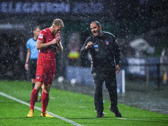 Werder Bremen - 1. FC Heidenheim Fußball, Relegation, Werder Bremen - 1. FC Heidenheim: Trainer Frank Schmidt (Heidenheim) und Sebastian Griesbeck (Heidenheim) im Regen. Photo: Marvin Ibo Güngör GES Pool via xim.gs DFL regulations prohibit any use of photographs as image sequences and or quasi-video. Editorial use only. National and international news agencies out. Bremen Deutschland