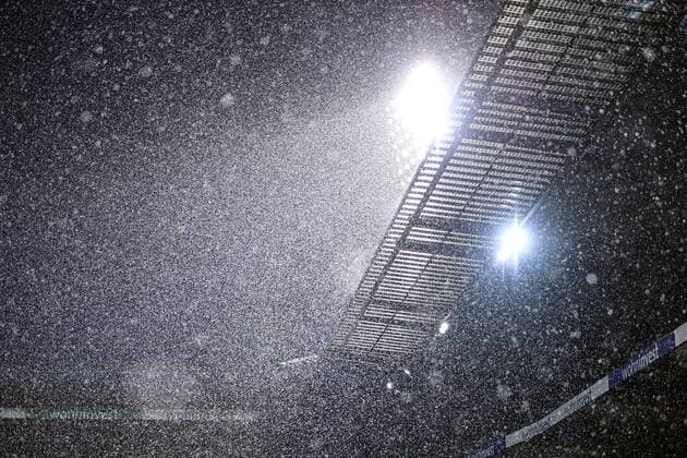 Werder Bremen - 1. FC Heidenheim Fußball, Relegation, Werder Bremen - 1. FC Heidenheim: Regen, Unwetter, Wetter im Weserstadion,Flutlicht. Photo: Marvin Ibo Güngör GES Pool via xim.gs DFL regulations prohibit any use of photographs as image sequences and or quasi-video. Editorial use only. National and international news agencies out. Bremen Deutschland