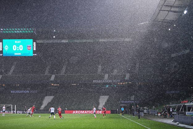 Sport Bilder des Tages Werder Bremen - 1. FC Heidenheim Fußball, Relegation, Werder Bremen - 1. FC Heidenheim: Regen, Unwetter, Wetter im Weserstadion, Flutlicht. Photo: Marvin Ibo Güngör GES Pool via xim.gs DFL regulations prohibit any use of photographs as image sequences and or quasi-video. Editorial use only. National and international news agencies out. Bremen Deutschland