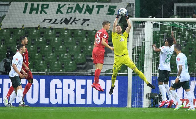 Werder Bremen - 1. FC Heidenheim Fußball, Relegation, Werder Bremen - 1. FC Heidenheim: v.l. David Otto (Heidenheim), Torwart Jiri Pavlenka (Bremen), Theodor Gebre Selassie Photo: Tim Groothuis Witters Pool via xim.gs DFL regulations prohibit any use of photographs as image sequences and or quasi-video. Editorial use only. National and international news agencies out. Bremen Deutschland