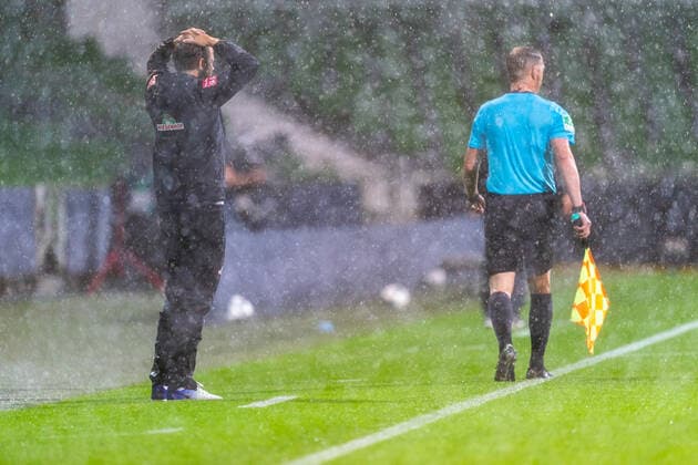 SV Werder Bremen vs 1.FC Heidenheim - Relegation 01 - 02.07.2020 Florian Kohfeldt (Trainer SV Werder Bremen) steht im Regen nphgm001: Fussball: 1. Bundesliga: Saison 19 20: Relegation 01; SV Werder Bremen vs 1.FC Heidenheim - 02.07.2020 Foto: gumzmedia nordphoto POOL DFL regulations prohibit any use of photographs as image sequences and or quasi-video. EDITORIAL USE ONLY National and international News-Agencies OUT. Bremen wohninvest Weserstadion Bremen DEUTSCHLAND