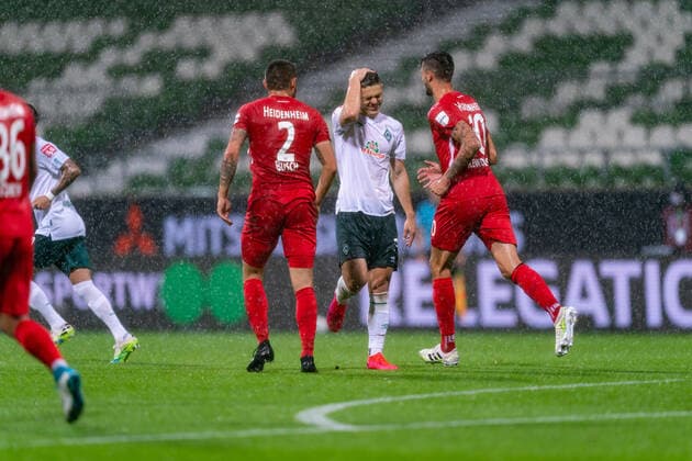 SV Werder Bremen vs 1.FC Heidenheim - Relegation 01 - 02.07.2020 Marnon Busch (1. FC Heidenheim 1846 02), Milot Rashica (Werder Bremen 07), Verletzung verletzt Schmerzen, Tim Kleindienst (1. FC Heidenheim 1846 10) nphgm001: Fussball: 1. Bundesliga: Saison 19 20: Relegation 01; SV Werder Bremen vs 1.FC Heidenheim - 02.07.2020 Foto: gumzmedia nordphoto POOL DFL regulations prohibit any use of photographs as image sequences and or quasi-video. EDITORIAL USE ONLY National and international News-Agencies OUT. Bremen wohninvest Weserstadion Bremen DEUTSCHLAND