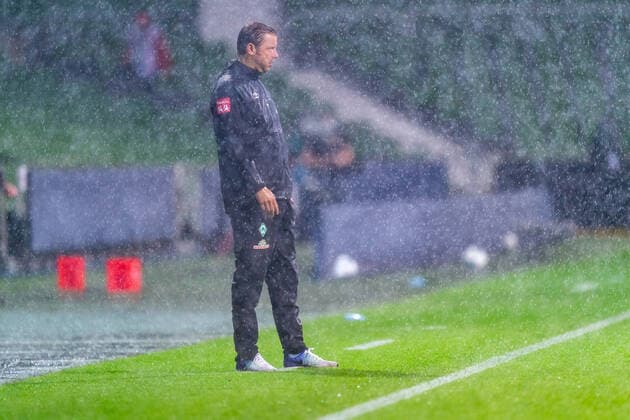 SV Werder Bremen vs 1.FC Heidenheim - Relegation 01 - 02.07.2020 Florian Kohfeldt (Trainer SV Werder Bremen) steht im Regen nphgm001: Fussball: 1. Bundesliga: Saison 19 20: Relegation 01; SV Werder Bremen vs 1.FC Heidenheim - 02.07.2020 Foto: gumzmedia nordphoto POOL DFL regulations prohibit any use of photographs as image sequences and or quasi-video. EDITORIAL USE ONLY National and international News-Agencies OUT. Bremen wohninvest Weserstadion Bremen DEUTSCHLAND