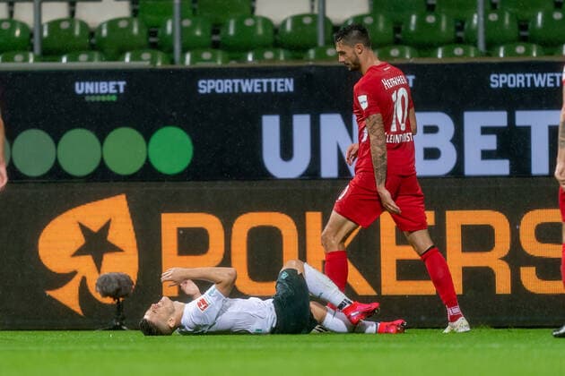SV Werder Bremen vs 1.FC Heidenheim - Relegation 01 - 02.07.2020 Tim Kleindienst (1. FC Heidenheim 1846 10), Maximilian Eggestein (Werder Bremen 35), Verletzung verletzt Schmerzen nphgm001: Fussball: 1. Bundesliga: Saison 19 20: Relegation 01; SV Werder Bremen vs 1.FC Heidenheim - 02.07.2020 Foto: gumzmedia nordphoto POOL DFL regulations prohibit any use of photographs as image sequences and or quasi-video. EDITORIAL USE ONLY National and international News-Agencies OUT. Bremen wohninvest Weserstadion Bremen DEUTSCHLAND