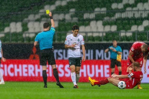 SV Werder Bremen vs 1.FC Heidenheim - Relegation 01 - 02.07.2020 Gelbe Karte Felix Zwayer (SR) (Schiedsrichter Referee), Yuya Osako (Werder Bremen 08) nphgm001: Fussball: 1. Bundesliga: Saison 19 20: Relegation 01; SV Werder Bremen vs 1.FC Heidenheim - 02.07.2020 Foto: gumzmedia nordphoto POOL DFL regulations prohibit any use of photographs as image sequences and or quasi-video. EDITORIAL USE ONLY National and international News-Agencies OUT. Bremen wohninvest Weserstadion Bremen DEUTSCHLAND