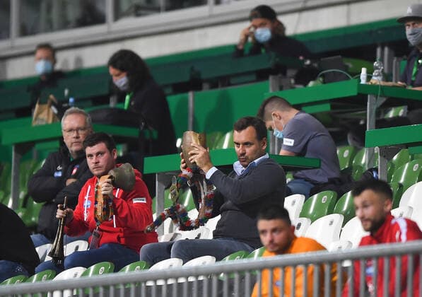 Werder Bremen - 1. FC Heidenheim Fußball, Relegation, Werder Bremen - 1. FC Heidenheim: Anhaenger Fans des FC Heidenheim feuern ihr Team mit Kuhglocken an. Photo: Marvin Ibo Güngör GES Pool via xim.gs DFL regulations prohibit any use of photographs as image sequences and or quasi-video. Editorial use only. National and international news agencies out. Bremen Deutschland