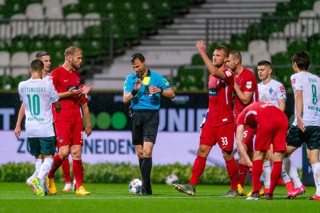 SV Werder Bremen vs 1.FC Heidenheim - Relegation 01 - 02.07.2020 Felix Zwayer (SR) (Schiedsrichter Referee), Sebastian Griesbeck (1. FC Heidenheim 1846 18), Leonardo Bittencourt (Werder Bremen 10) nphgm001: Fussball: 1. Bundesliga: Saison 19 20: Relegation 01; SV Werder Bremen vs 1.FC Heidenheim - 02.07.2020 Foto: gumzmedia nordphoto POOL DFL regulations prohibit any use of photographs as image sequences and or quasi-video. EDITORIAL USE ONLY National and international News-Agencies OUT. Bremen wohninvest Weserstadion Bremen DEUTSCHLAND