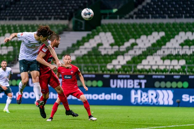 SV Werder Bremen vs 1.FC Heidenheim - Relegation 01 - 02.07.2020 Yuya Osako (Werder Bremen 08) Kopfball nach Flanke Fin Bartels (Werder Bremen 22) nphgm001: Fussball: 1. Bundesliga: Saison 19 20: Relegation 01; SV Werder Bremen vs 1.FC Heidenheim - 02.07.2020 Foto: gumzmedia nordphoto POOL DFL regulations prohibit any use of photographs as image sequences and or quasi-video. EDITORIAL USE ONLY National and international News-Agencies OUT. Bremen wohninvest Weserstadion Bremen DEUTSCHLAND