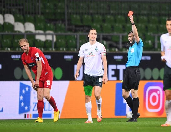 Werder Bremen - 1. FC Heidenheim Fußball, Relegation, Werder Bremen - 1. FC Heidenheim: Schiedsrichter Felix Zwayer (Berlin) zeigt Niklas Moisander (Bremen) die Gelb-Rote Karte. Links: Sebastian Griesbeck (Heidenheim). Photo: Marvin Ibo Güngör GES Pool via xim.gs DFL regulations prohibit any use of photographs as image sequences and or quasi-video. Editorial use only. National and international news agencies out. Bremen Deutschland
