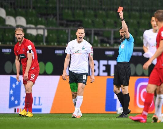 Werder Bremen - 1. FC Heidenheim Fußball, Relegation, Werder Bremen - 1. FC Heidenheim: Schiedsrichter Felix Zwayer (Berlin) zeigt Niklas Moisander (Bremen) die Gelb-Rote Karte. Links: Sebastian Griesbeck (Heidenheim). Photo: Marvin Ibo Güngör GES Pool via xim.gs DFL regulations prohibit any use of photographs as image sequences and or quasi-video. Editorial use only. National and international news agencies out. Bremen Deutschland