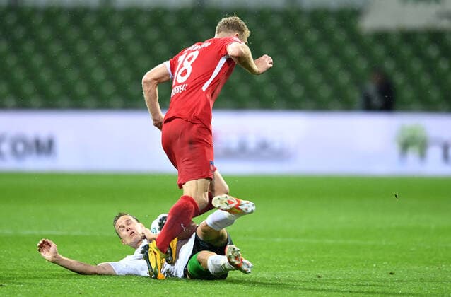 Sport Bilder des Tages Werder Bremen - 1. FC Heidenheim Fußball, Relegation, Werder Bremen - 1. FC Heidenheim: Foul zur roten Karte v.l. Niklas Moisander (Bremen), Sebastian Griesbeck Photo: Tim Groothuis Witters Pool via xim.gs DFL regulations prohibit any use of photographs as image sequences and or quasi-video. Editorial use only. National and international news agencies out. Bremen Deutschland