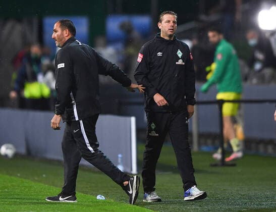 Werder Bremen - 1. FC Heidenheim Fußball, Relegation, Werder Bremen - 1. FC Heidenheim: Nach dem Spiel verabschiedet sich Trainer Frank Schmidt (Heidenheim) l. von Trainer Florian Kohfeldt (Bremen) r. Photo: Marvin Ibo Güngör GES Pool via xim.gs DFL regulations prohibit any use of photographs as image sequences and or quasi-video. Editorial use only. National and international news agencies out. Bremen Deutschland