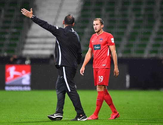 Werder Bremen - 1. FC Heidenheim Fußball, Relegation, Werder Bremen - 1. FC Heidenheim: Nach dem Spiel spricht Trainer Frank Schmidt (Heidenheim) mit Jonas Foehrenbach (Heidenheim). Photo: Marvin Ibo Güngör GES Pool via xim.gs DFL regulations prohibit any use of photographs as image sequences and or quasi-video. Editorial use only. National and international news agencies out. Bremen Deutschland