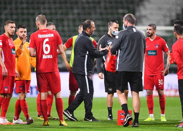 Werder Bremen - 1. FC Heidenheim Fußball, Relegation, Werder Bremen - 1. FC Heidenheim: Nach dem Spiel spricht Trainer Frank Schmidt (Heidenheim) zur Mannschaft. Photo: Marvin Ibo Güngör GES Pool via xim.gs DFL regulations prohibit any use of photographs as image sequences and or quasi-video. Editorial use only. National and international news agencies out. Bremen Deutschland