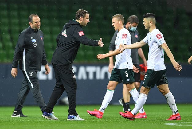 Werder Bremen - 1. FC Heidenheim Fußball, Relegation, Werder Bremen - 1. FC Heidenheim: v.l. Trainer Frank Schmidt (Heidenheim), Trainer Florian Kohfeldt (Bremen), Ludwig Augustinsson, Milot Rashica Photo: Tim Groothuis Witters Pool via xim.gs DFL regulations prohibit any use of photographs as image sequences and or quasi-video. Editorial use only. National and international news agencies out. Bremen Deutschland