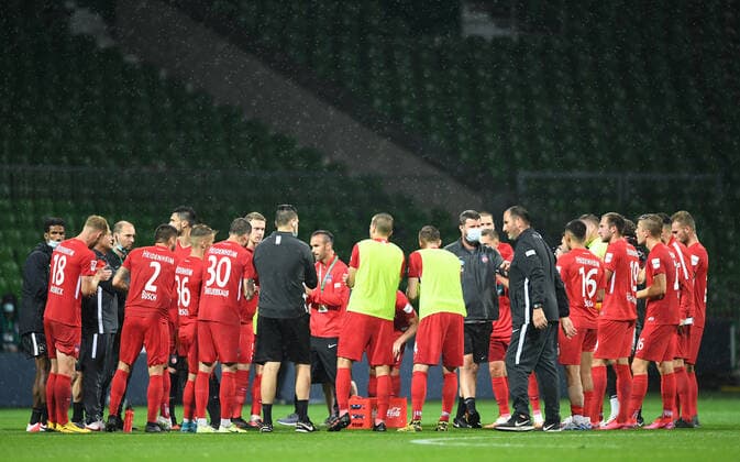 Werder Bremen - 1. FC Heidenheim Fußball, Relegation, Werder Bremen - 1. FC Heidenheim: Team Heidenheim mit Trainer Frank Schmidt Photo: Tim Groothuis Witters Pool via xim.gs DFL regulations prohibit any use of photographs as image sequences and or quasi-video. Editorial use only. National and international news agencies out. Bremen Deutschland