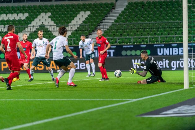 SV Werder Bremen vs 1.FC Heidenheim - Relegation 01 - 02.07.2020 Kevin Müller Mueller (1. FC Heidenheim 1846 01), Yuya Osako (Werder Bremen 08), Christian Groß Gross (Werder Bremen 36), Marc Schnatterer (1. FC Heidenheim 1846 07), Marnon Busch (1. FC Heidenheim 1846 02) nphgm001: Fussball: 1. Bundesliga: Saison 19 20: Relegation 01; SV Werder Bremen vs 1.FC Heidenheim - 02.07.2020 Foto: gumzmedia nordphoto POOL DFL regulations prohibit any use of photographs as image sequences and or quasi-video. EDITORIAL USE ONLY National and international News-Agencies OUT. Bremen wohninvest Weserstadion Bremen DEUTSCHLAND
