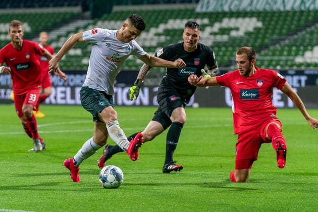 SV Werder Bremen vs 1.FC Heidenheim - Relegation 01 - 02.07.2020 Yuya Osako (Werder Bremen 08), Kevin Müller Mueller (1. FC Heidenheim 1846 01) nphgm001: Fussball: 1. Bundesliga: Saison 19 20: Relegation 01; SV Werder Bremen vs 1.FC Heidenheim - 02.07.2020 Foto: gumzmedia nordphoto POOL DFL regulations prohibit any use of photographs as image sequences and or quasi-video. EDITORIAL USE ONLY National and international News-Agencies OUT. Bremen wohninvest Weserstadion Bremen DEUTSCHLAND