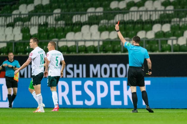 SV Werder Bremen vs 1.FC Heidenheim - Relegation 01 - 02.07.2020 gelb rote Karte fuer Niklas Moisander (Werder Bremen 18 Kapitaen) durch Felix Zwayer (SR) (Schiedsrichter Referee) nphgm001: Fussball: 1. Bundesliga: Saison 19 20: Relegation 01; SV Werder Bremen vs 1.FC Heidenheim - 02.07.2020 Foto: gumzmedia nordphoto POOL DFL regulations prohibit any use of photographs as image sequences and or quasi-video. EDITORIAL USE ONLY National and international News-Agencies OUT. Bremen wohninvest Weserstadion Bremen DEUTSCHLAND