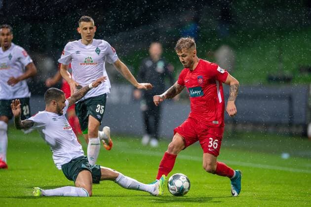 GER, Werder Bremen vs. FC Heidenheim, Fussball, Bundesliga Religation, 2019 2020, 02.07.2020 Leonardo Bittencourt (SV Werder Bremen 10), Niklas Dorsch (FC Heidenheim, 36), GER, Werder Bremen vs. FC Heidenheim, Fussball, Bundesliga Religation, 2019 2020, 02.07.2020, DFB DFL regulations prohibit any use of photographs as image sequences and or quasi-video., Foto: EIBNER Sascha Walther Bremen Weser-Stadion Hansestadt Bremen Deutschland