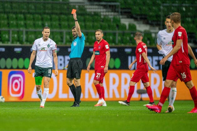 GER, Werder Bremen vs. FC Heidenheim, Fussball, Bundesliga Religation, 2019 2020, 02.07.2020 Gelb Rote Karte fuer Niklas Moisander (SV Werder Bremen 18), GER, Werder Bremen vs. FC Heidenheim, Fussball, Bundesliga Religation, 2019 2020, 02.07.2020, DFB DFL regulations prohibit any use of photographs as image sequences and or quasi-video., Foto: EIBNER Sascha Walther Bremen Weser-Stadion Hansestadt Bremen Deutschland