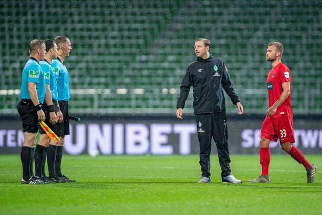 GER, Werder Bremen vs. FC Heidenheim, Fussball, Bundesliga Religation, 2019 2020, 02.07.2020 Felix Zwayer (Schiedsrichter), Florian Kohfeldt, Trainer (SV Werder Bremen), Timo Beermann (FC Heidenheim, 33), GER, Werder Bremen vs. FC Heidenheim, Fussball, Bundesliga Religation, 2019 2020, 02.07.2020, DFB DFL regulations prohibit any use of photographs as image sequences and or quasi-video., Foto: EIBNER Sascha Walther Bremen Weser-Stadion Hansestadt Bremen Deutschland