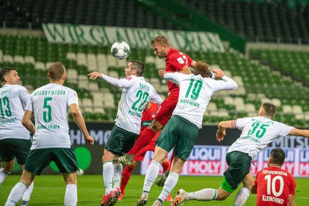 GER, Werder Bremen vs. FC Heidenheim, Fussball, Bundesliga Religation, 2019 2020, 02.07.2020 Timo Beermann (FC Heidenheim, 33), Fin Bartels (SV Werder Bremen 22), GER, Werder Bremen vs. FC Heidenheim, Fussball, Bundesliga Religation, 2019 2020, 02.07.2020, DFB DFL regulations prohibit any use of photographs as image sequences and or quasi-video., Foto: EIBNER Sascha Walther Bremen Weser-Stadion Hansestadt Bremen Deutschland