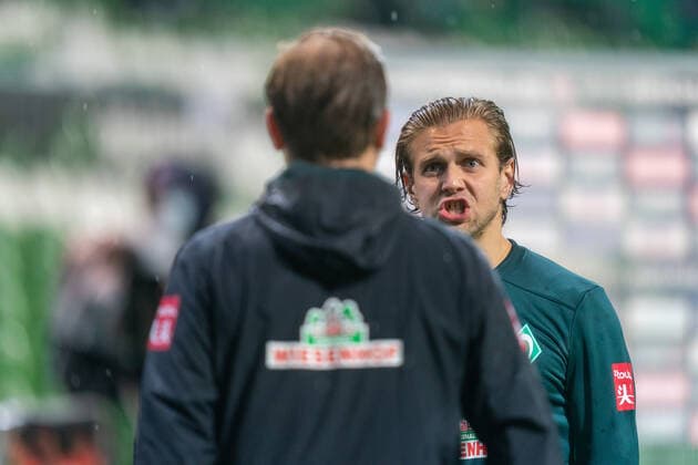 SV Werder Bremen vs 1.FC Heidenheim - Relegation 01 - 02.07.2020 Florian Kohfeldt (Trainer SV Werder Bremen), enttäuscht enttaeuscht traurig, Niclas Füllkrug Fuellkrug (Werder Bremen 11) nphgm001: Fussball: 1. Bundesliga: Saison 19 20: Relegation 01; SV Werder Bremen vs 1.FC Heidenheim - 02.07.2020 Foto: gumzmedia nordphoto POOL DFL regulations prohibit any use of photographs as image sequences and or quasi-video. EDITORIAL USE ONLY National and international News-Agencies OUT. Bremen wohninvest Weserstadion Bremen DEUTSCHLAND
